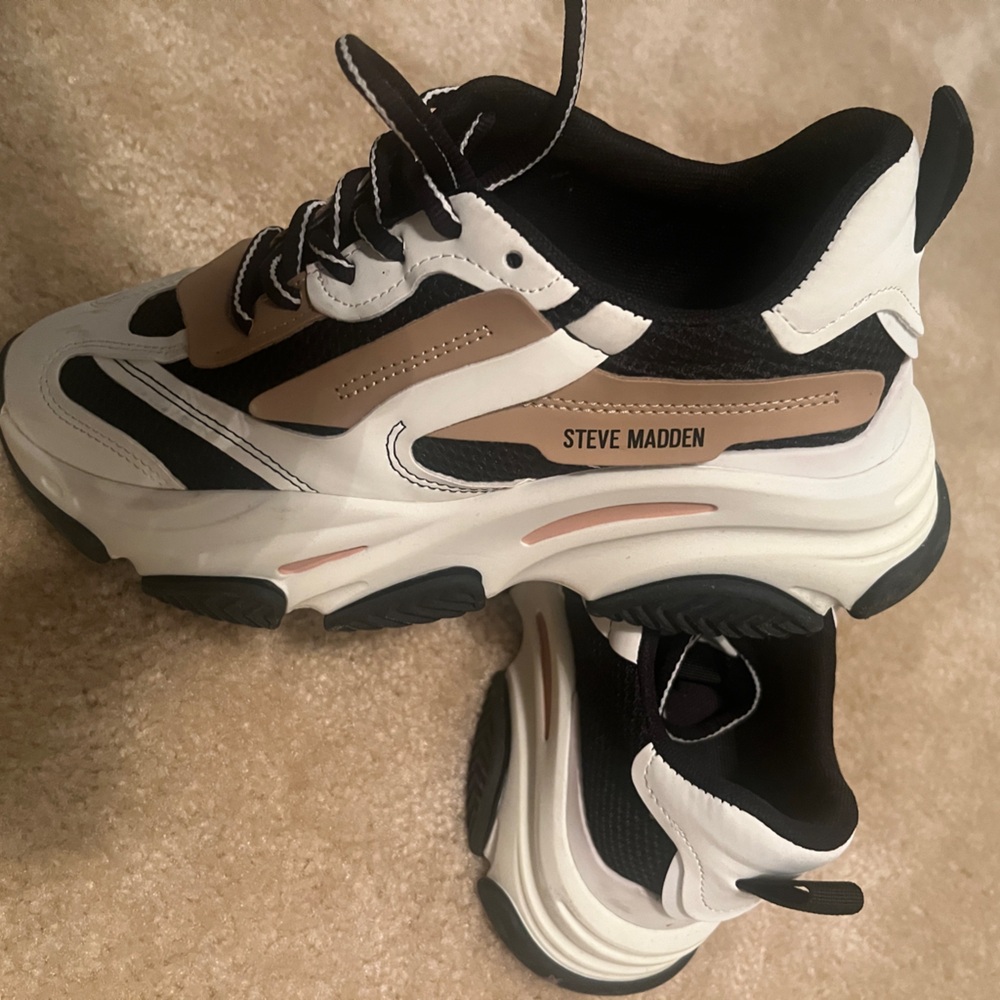 EUC Steve Madden Women's Possession Chunky Lace-Up Sneakers